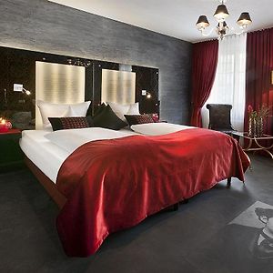 Mittelgroßes Zimmer mit Kingsize-Bett
